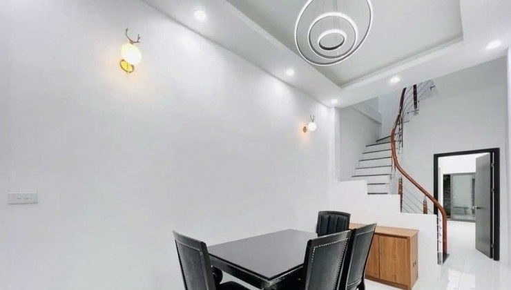 Cho thuê nhà trong ngõ Đê Tô Hoàng. Diện tích 60m2 -3tầng - 5 ngủ - 2vs, giá 15triệu